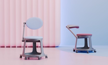 Dwa krzesła Bzoom Nowy Styl — jasnoniebieskie z oparciem i magentowe z oparciem w pozycji pulpitu
