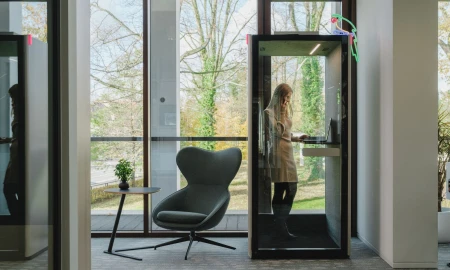 Stolik Semu z blatem Fenix NTM® w biurze